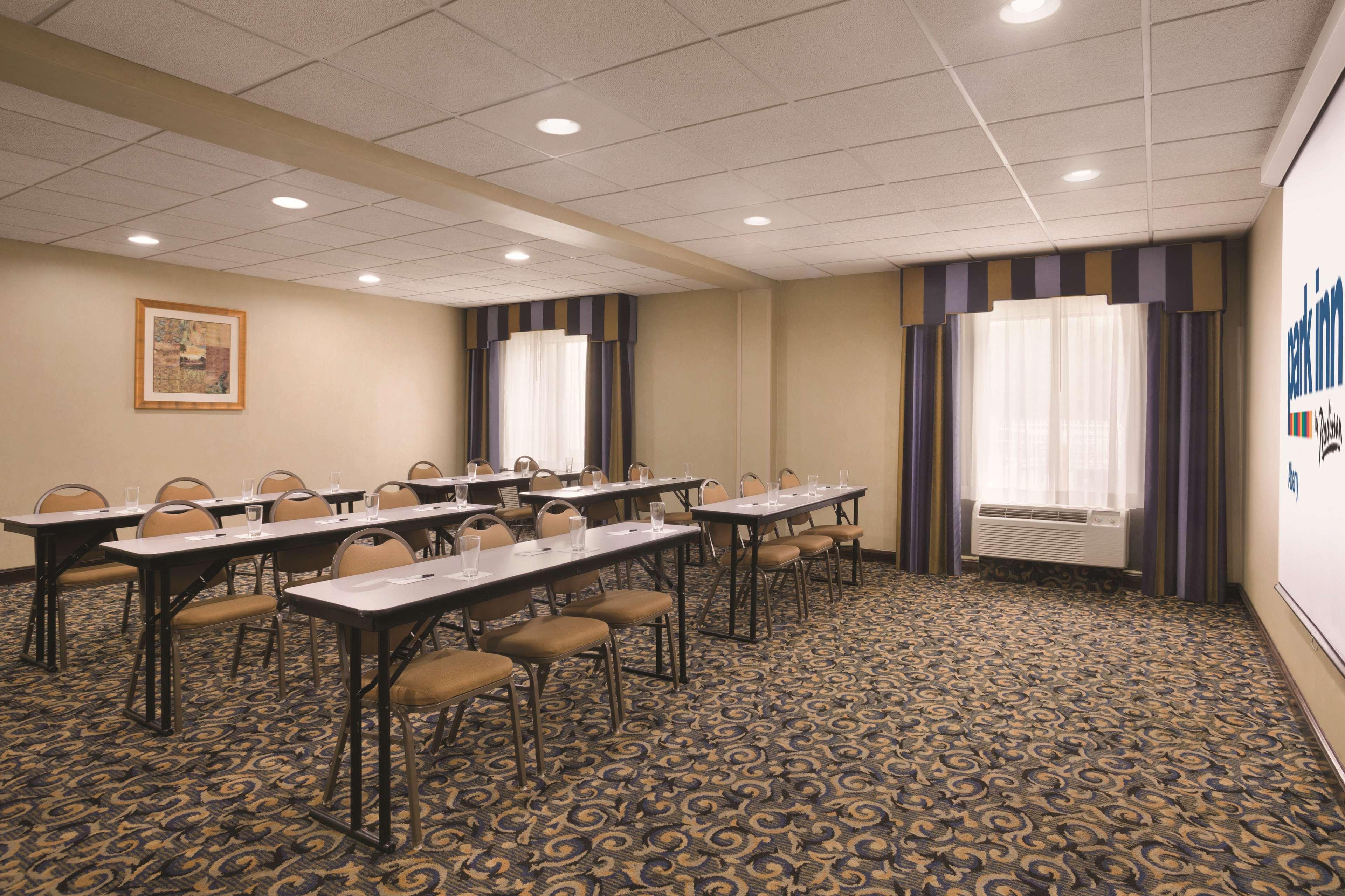 Park Inn by Radisson Albany Bagian luar foto